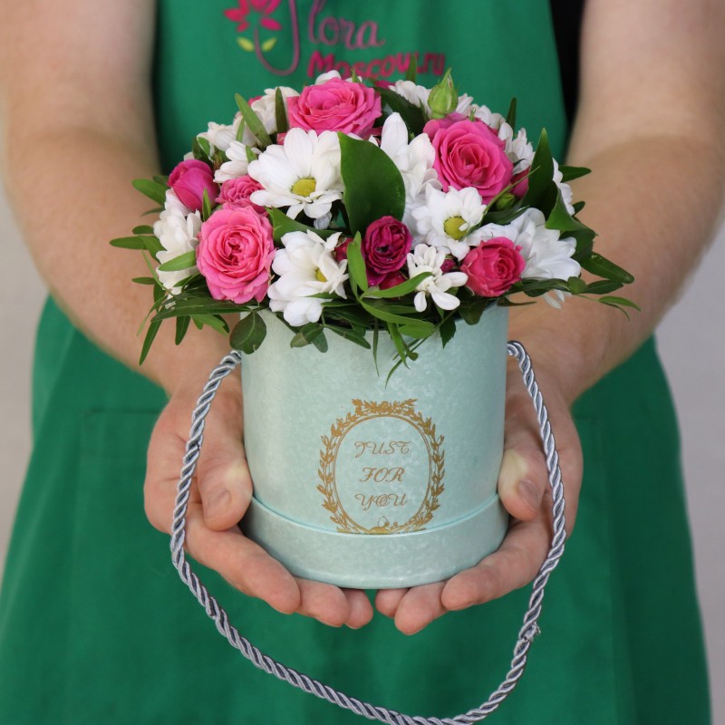 photo Коробка из кустовых роз и кустовой хризантемы