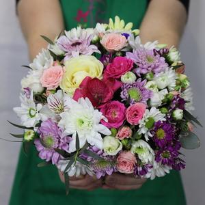 Коробка из белой розы и хризантемы